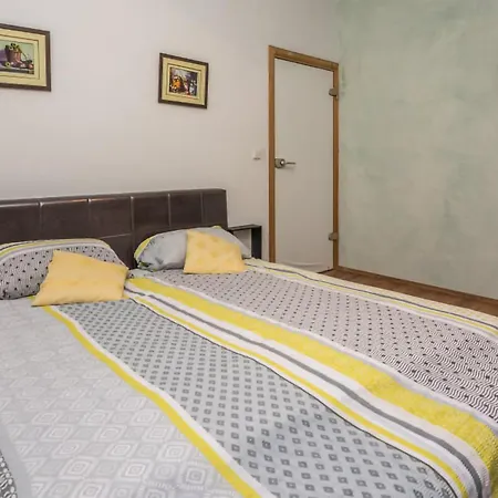 3 Bedroom Awesome In Apartmán Vir