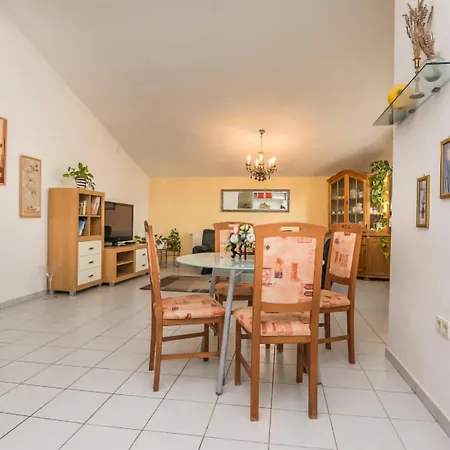 3 Bedroom Awesome In Apartmán Vir