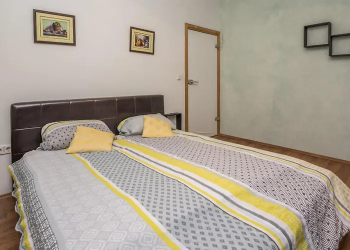 Gorgeous In With Kitchen Apartman Vir