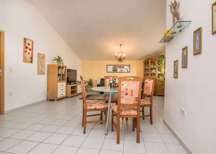 Gorgeous In With Kitchen Apartman Vir