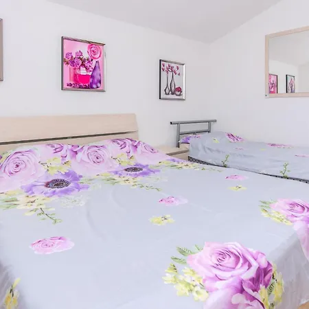 Gorgeous In With Kitchen Daire Vir