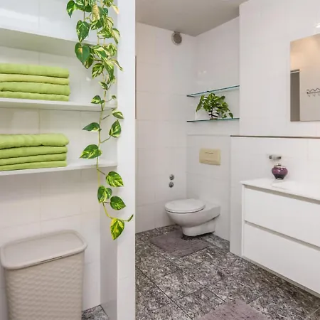 3 Bedroom Awesome In Apartman *